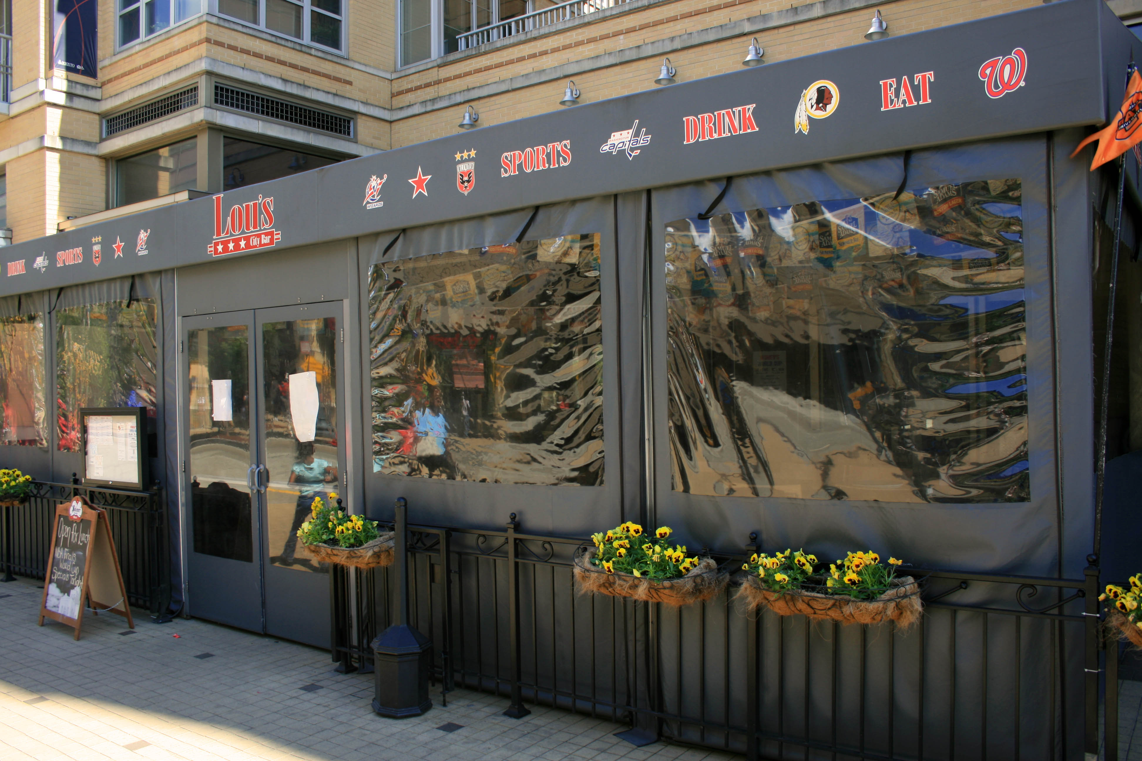 Lou’s City Bar